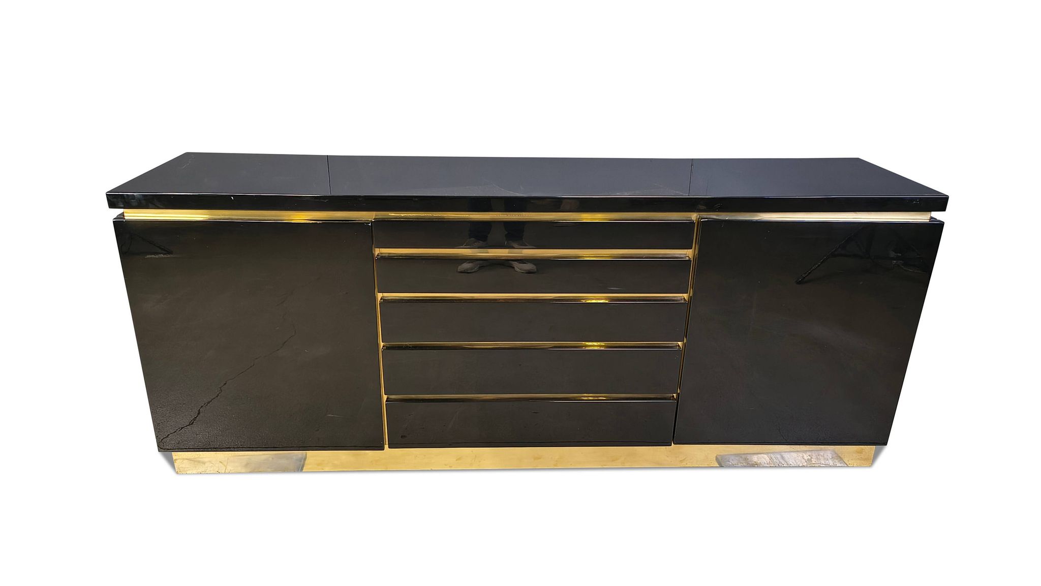 Buffet en laiton et laque par Jean Claude Mahey, années 1970.