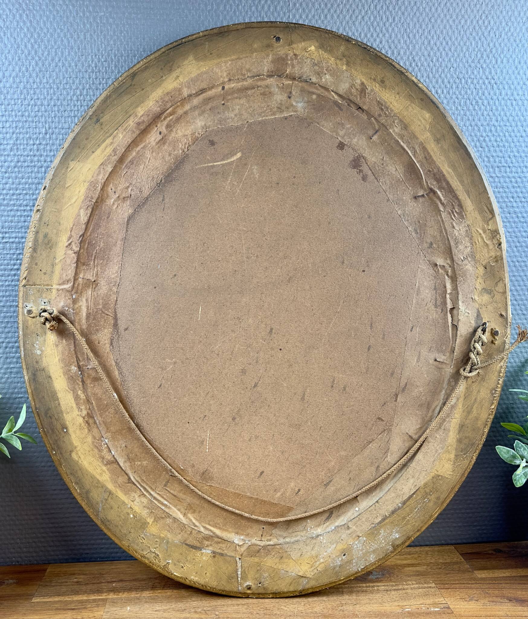 Old lithograph of a woman in prayer – Oval gold frame