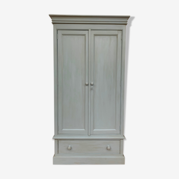 Armoire en bois peint