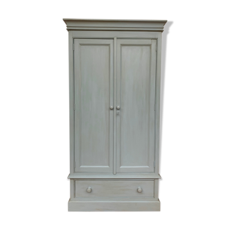 Armoire en bois peint