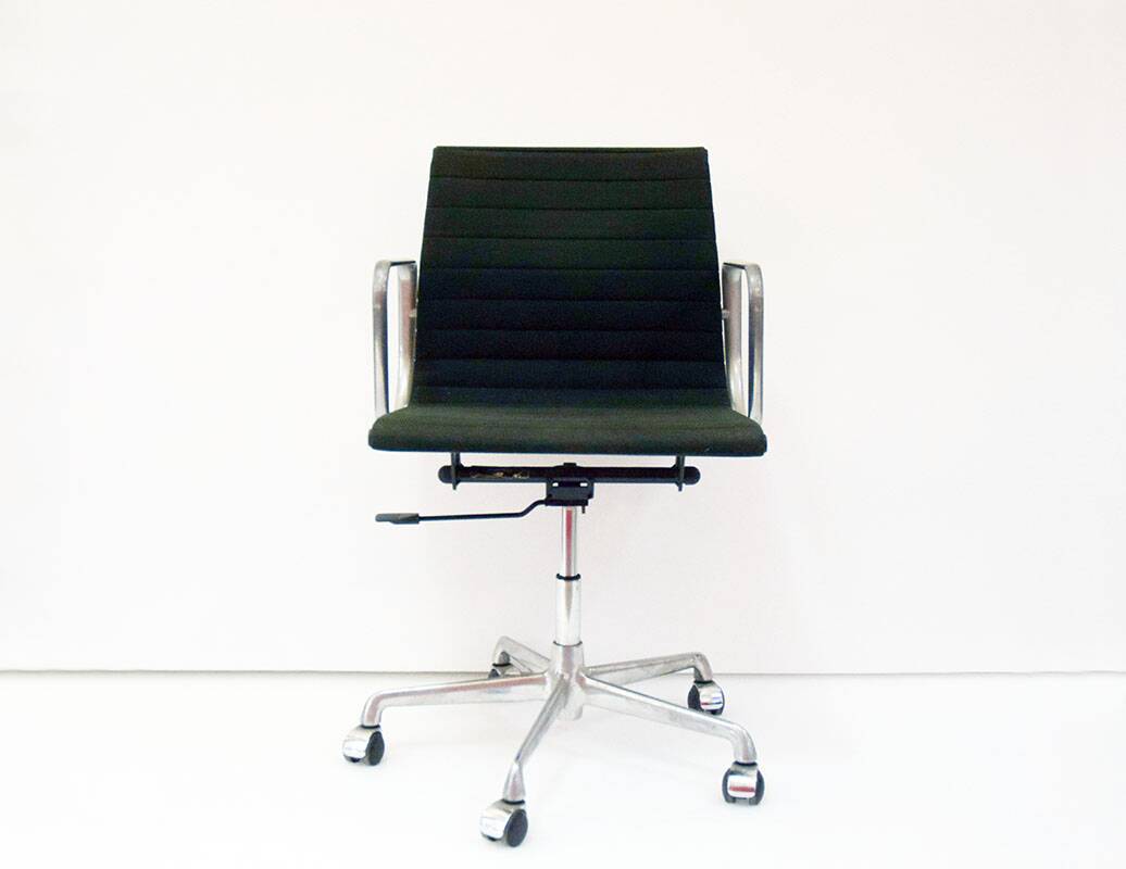 Chaise de bureau Charles & Ray Eames mod. EA117 production ICF, années 1970