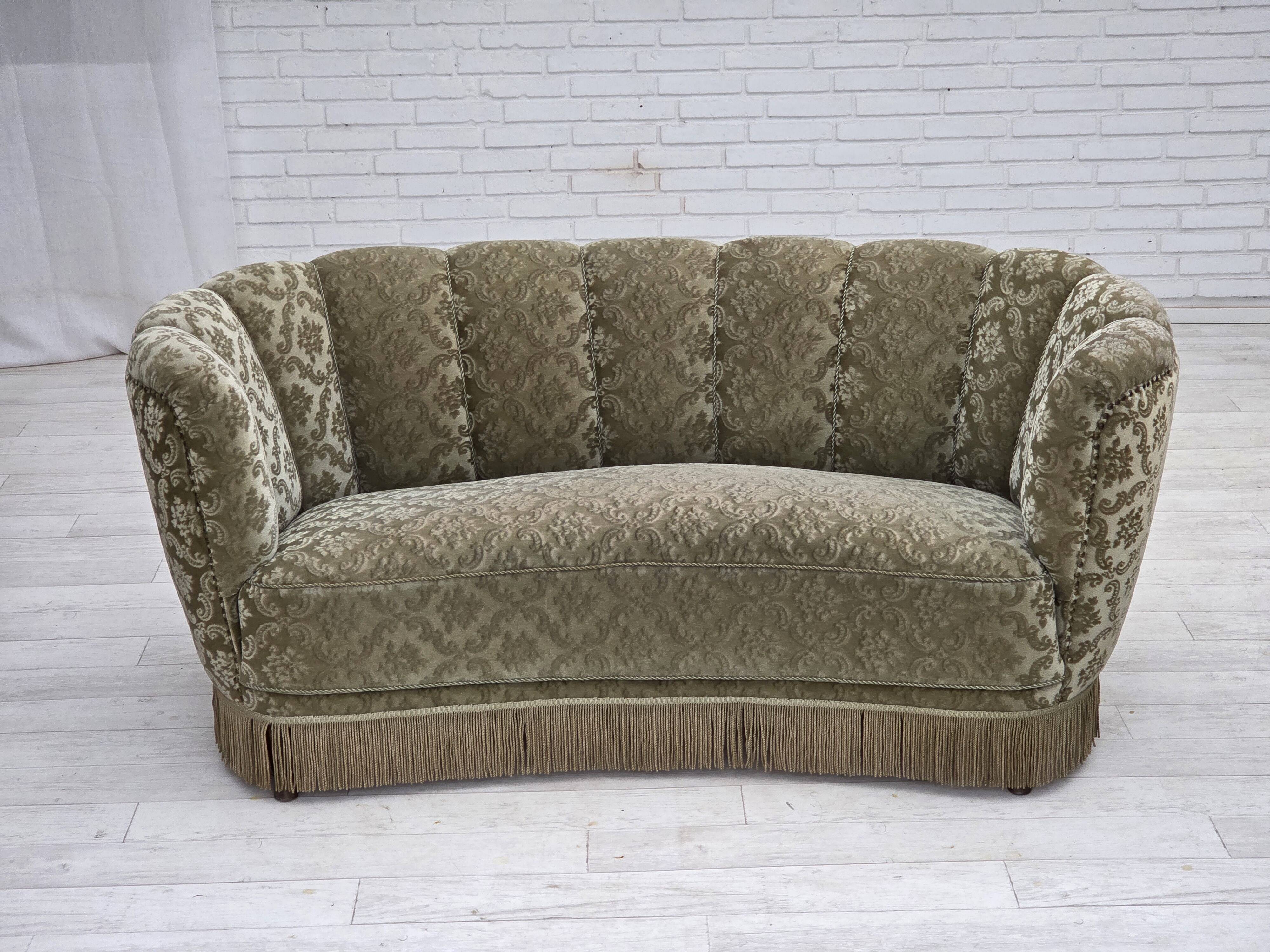 Canapé incurvé 2 places danois des années 1960, revêtement en velours vert clair.