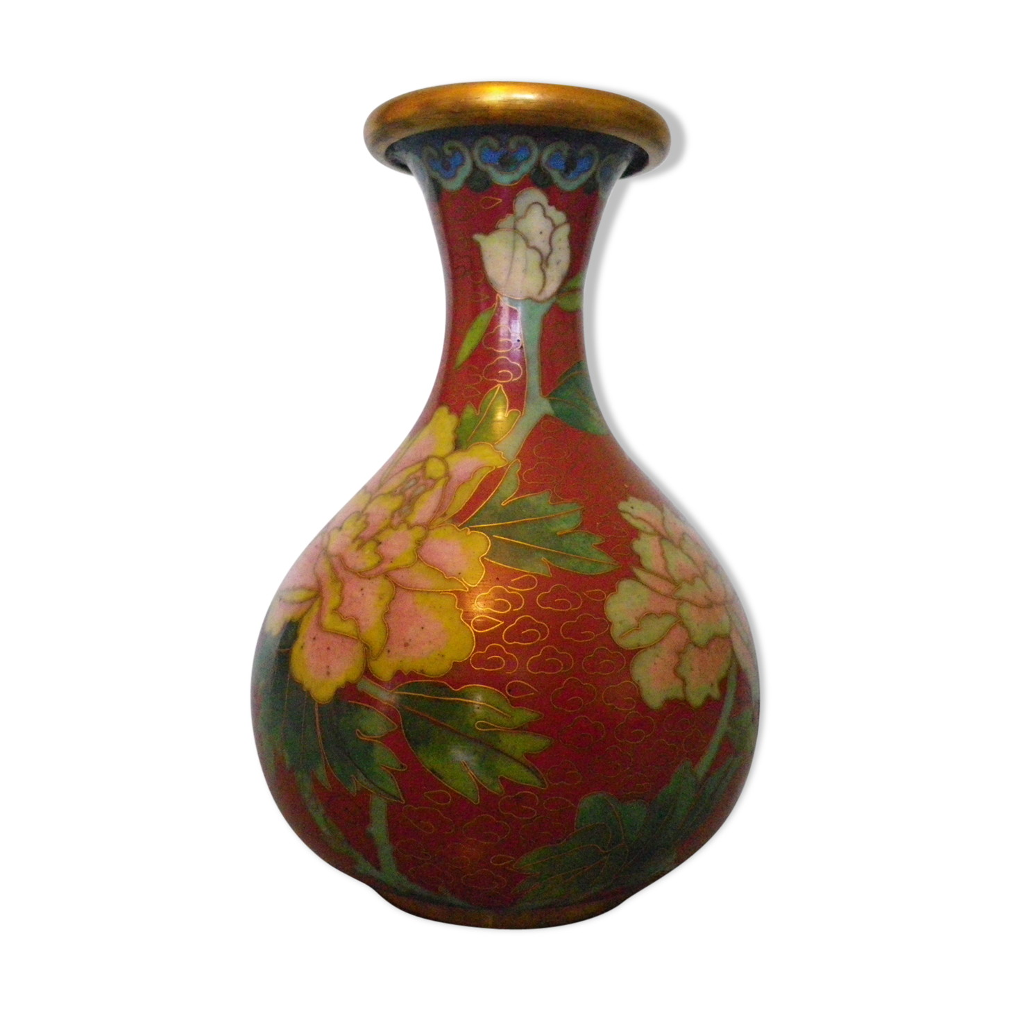 Vase en laiton gravé, décor floral et papillon