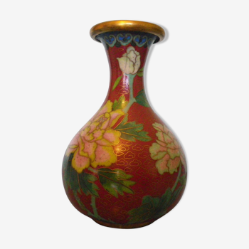 Vase en laiton gravé, décor floral et papillon