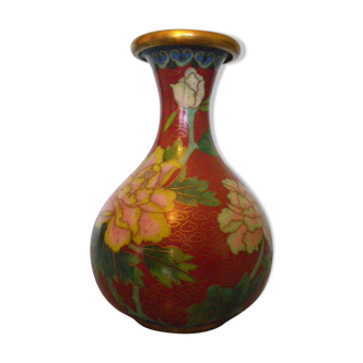 Vase en laiton gravé, décor floral et papillon