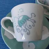 Ensemble de 4 tasses et leur soucoupe en porcelaine, motif méduse signé yves blayo