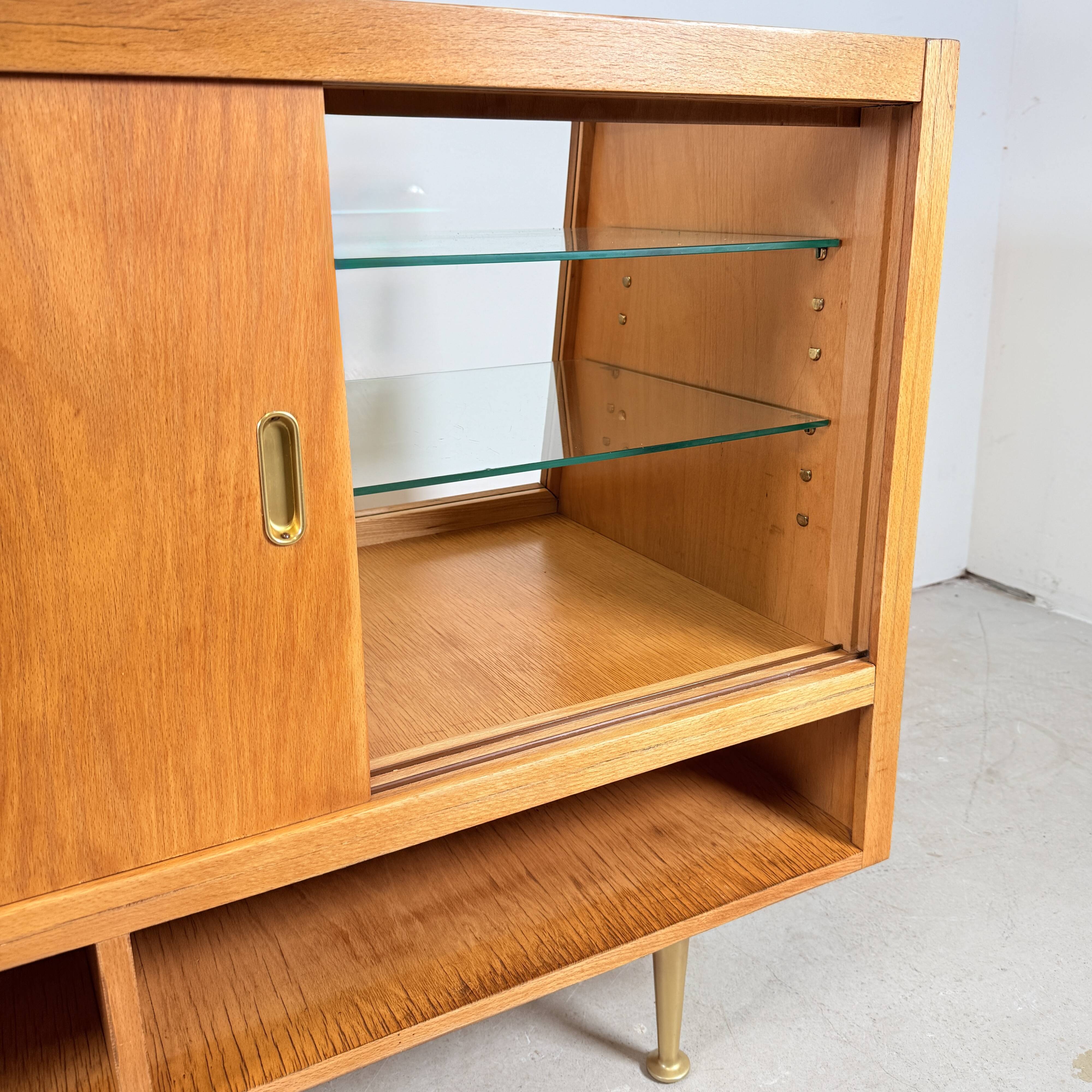 Vitrine vintage sur pieds dorés