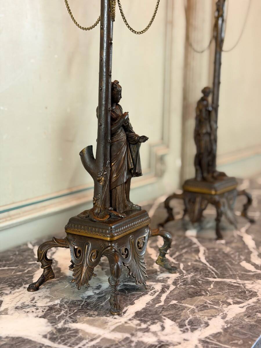 Paire de candélabres en bronze doré et patine médaille à six bras de lumière vers 1880