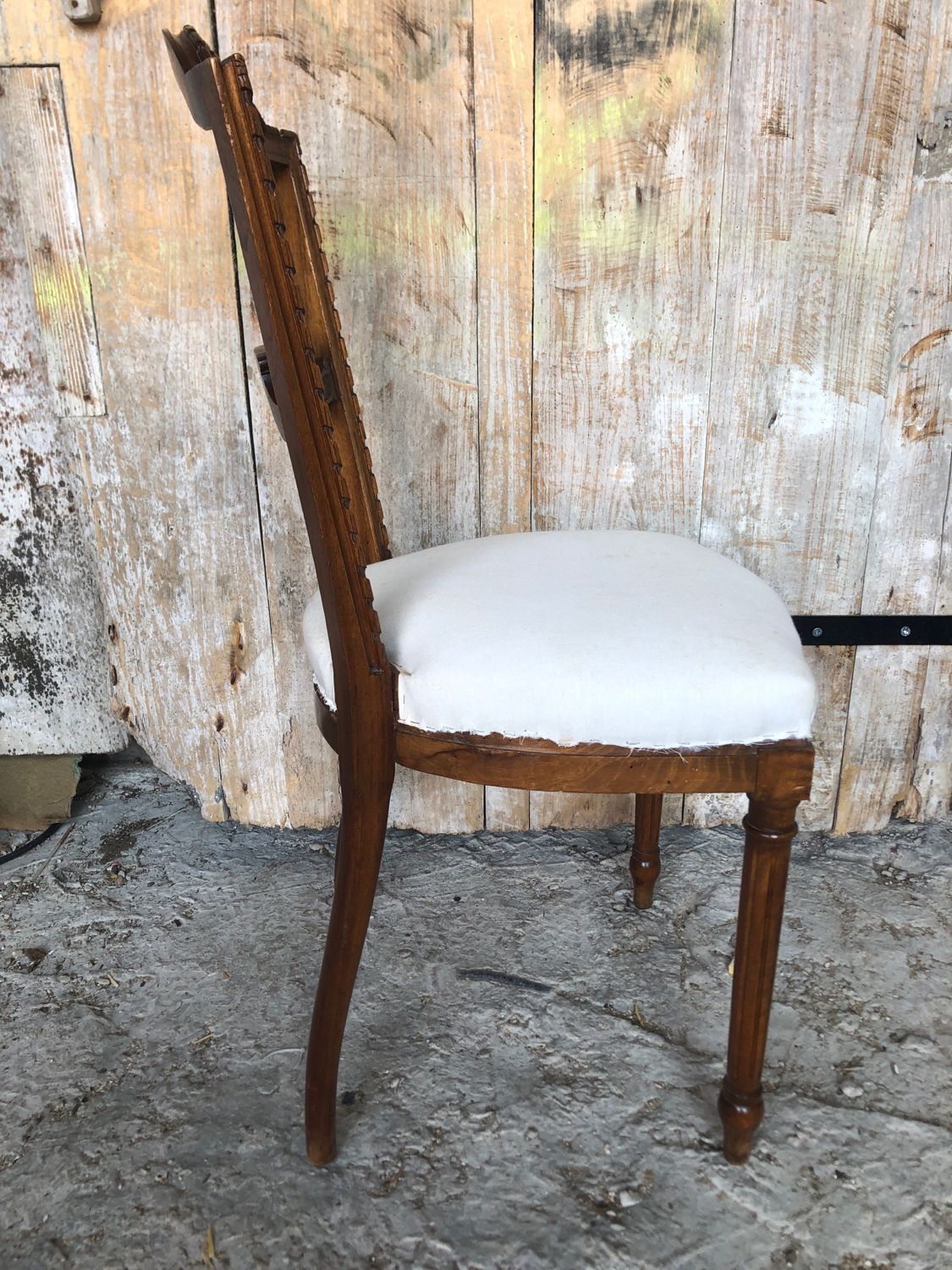 Chair style louis xvi carved wood & vintage white fabric