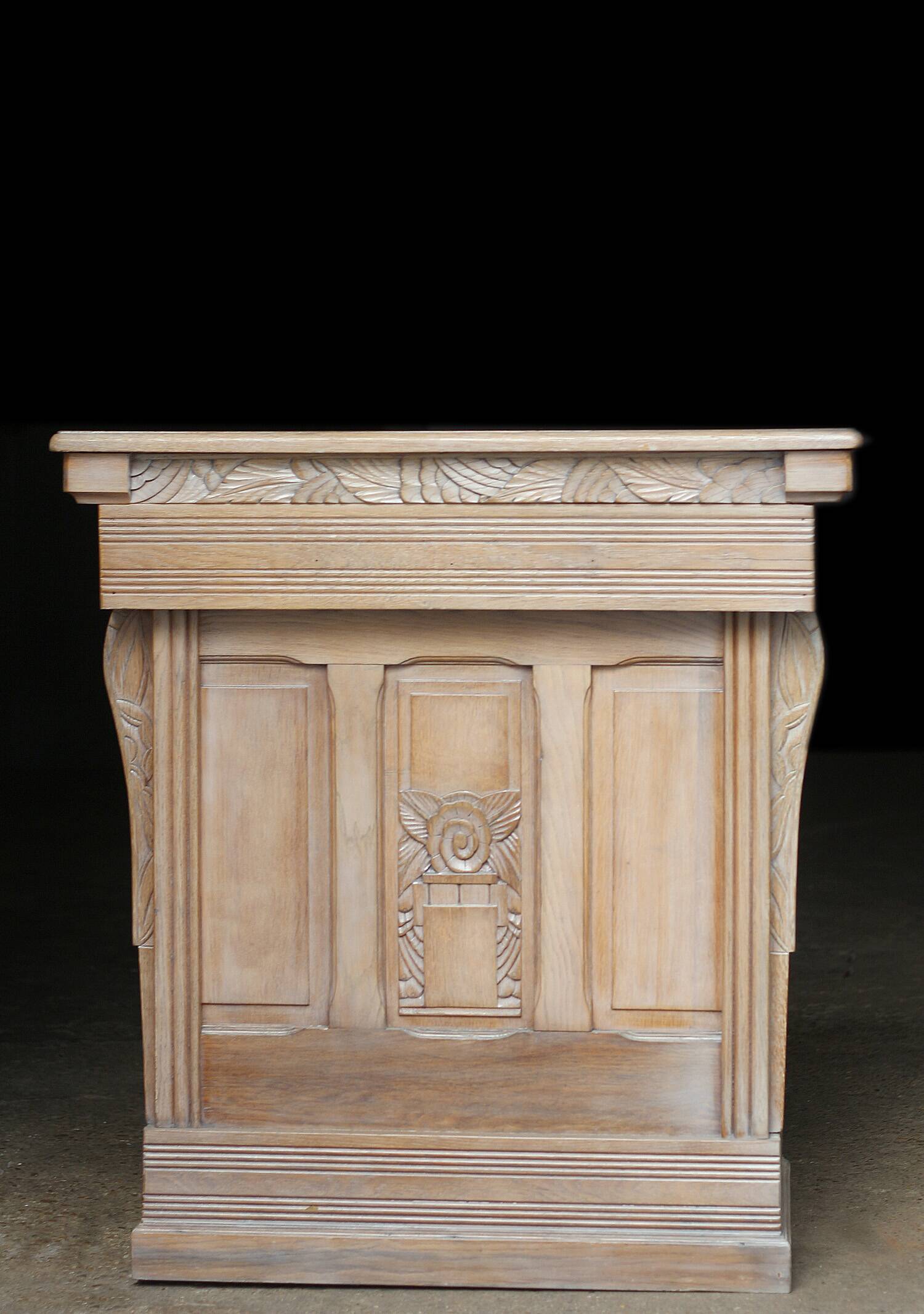 Beautiful shop counter in solid oak, Art Deco style. Very good condition.