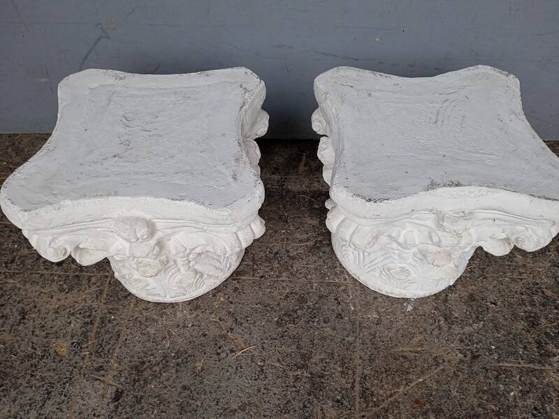 Paire 2 chapiteau corinthien ciment peint / table basse