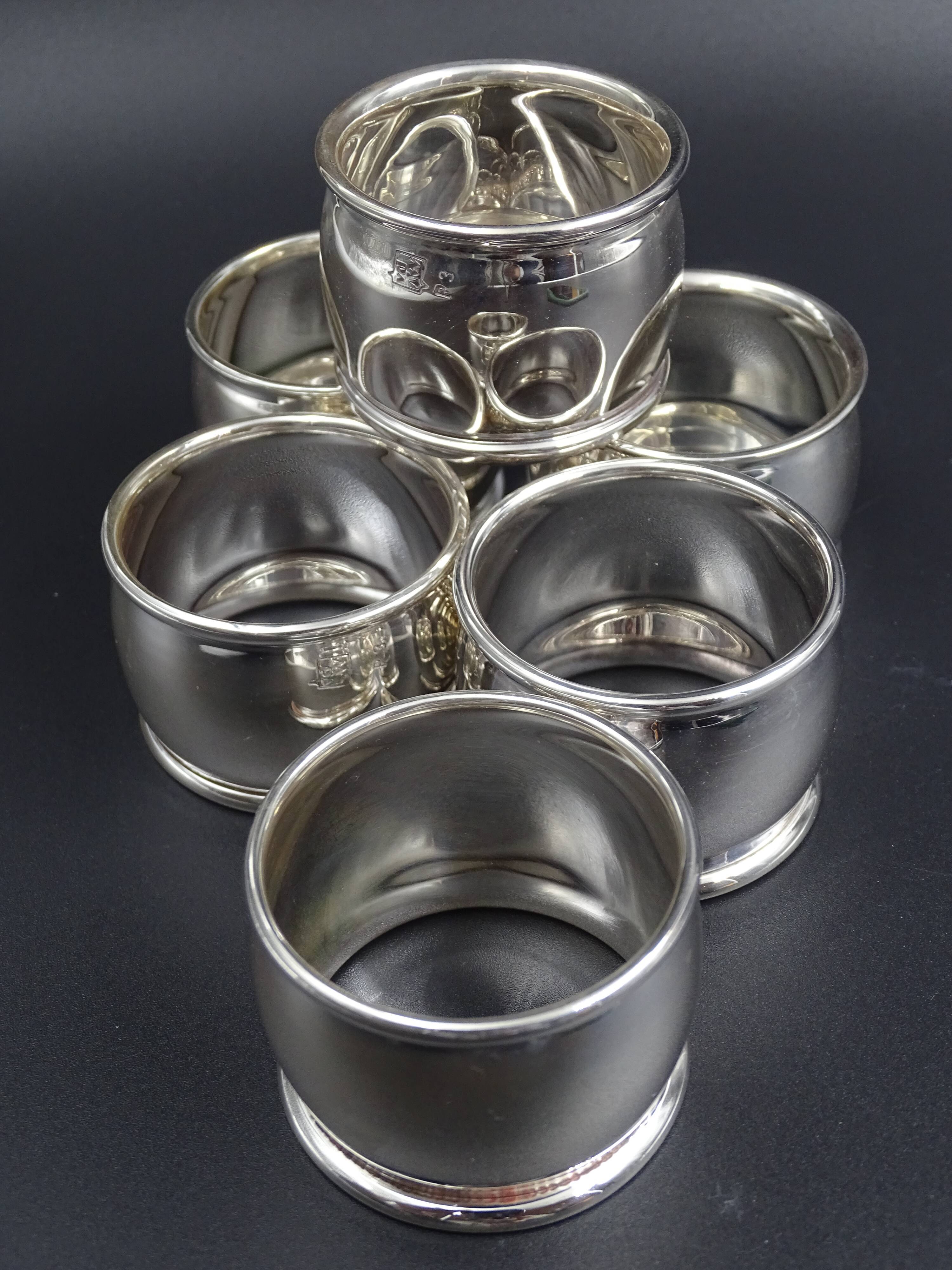 Lot of 6 rounds of silver metal towels