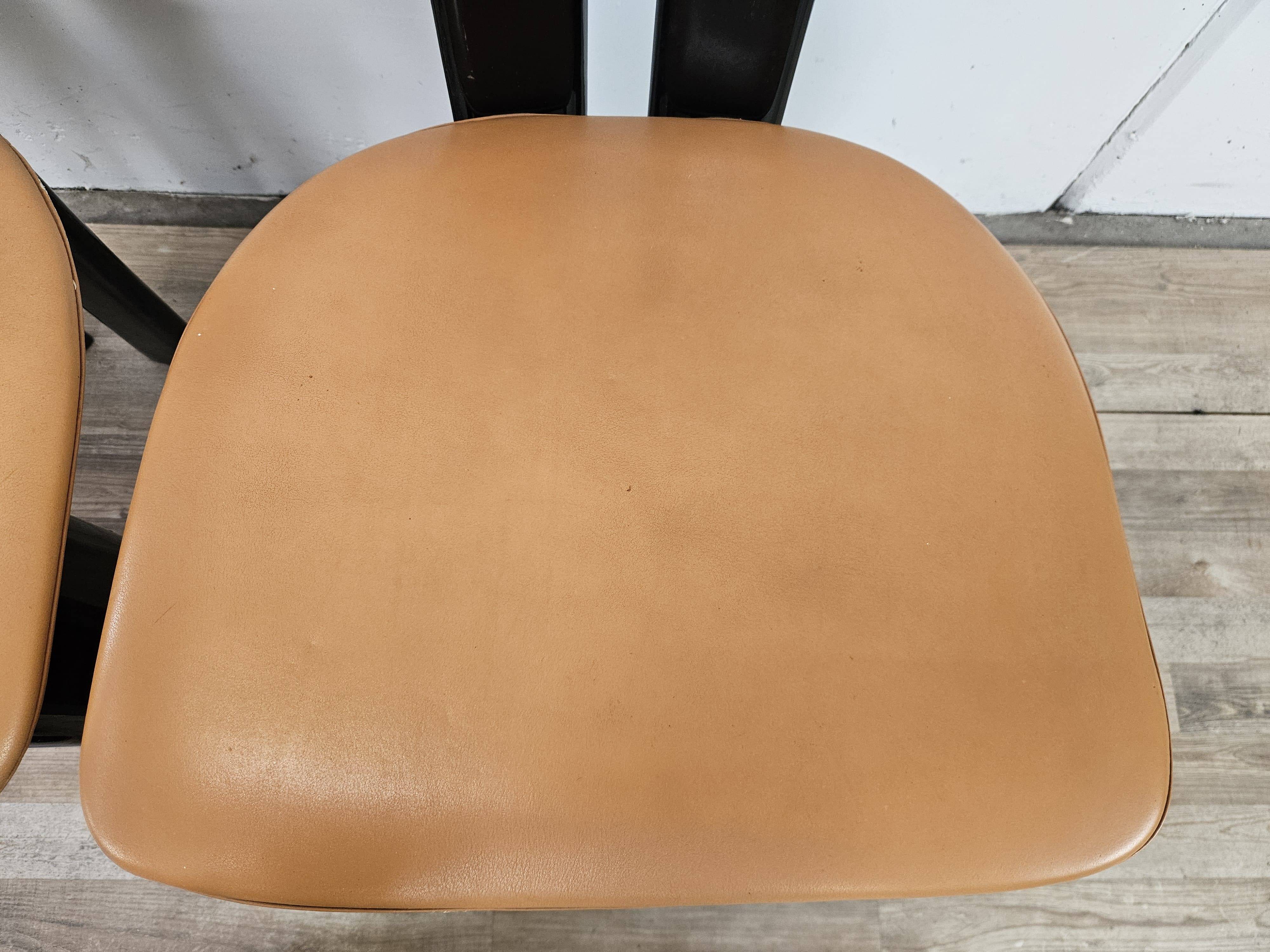 Ensemble de 6 chaises Pierre Cardin en bois laqué noir, 1970