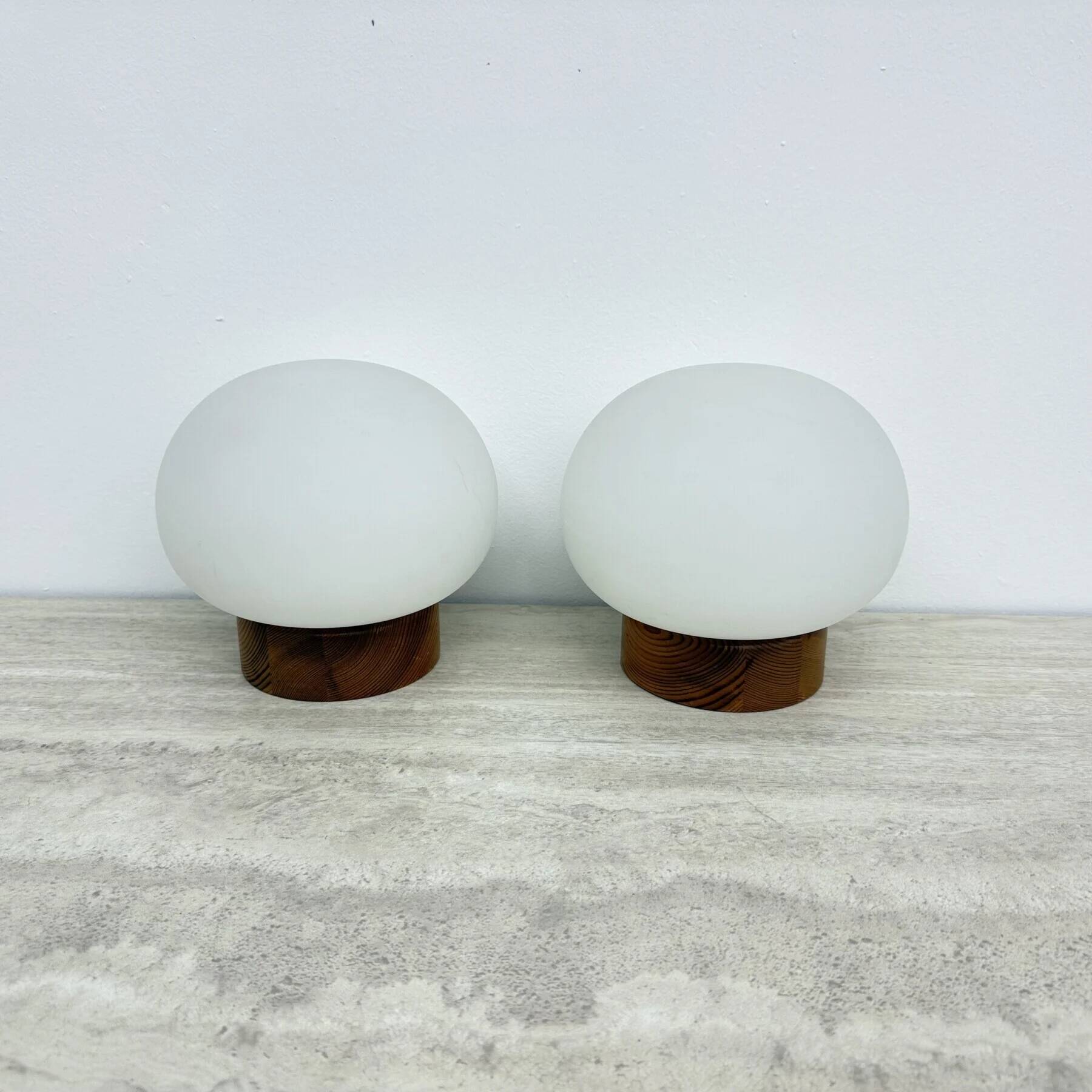 Ensemble de 2 lampes de table en bois de pin et en verre opalin, années 1970.