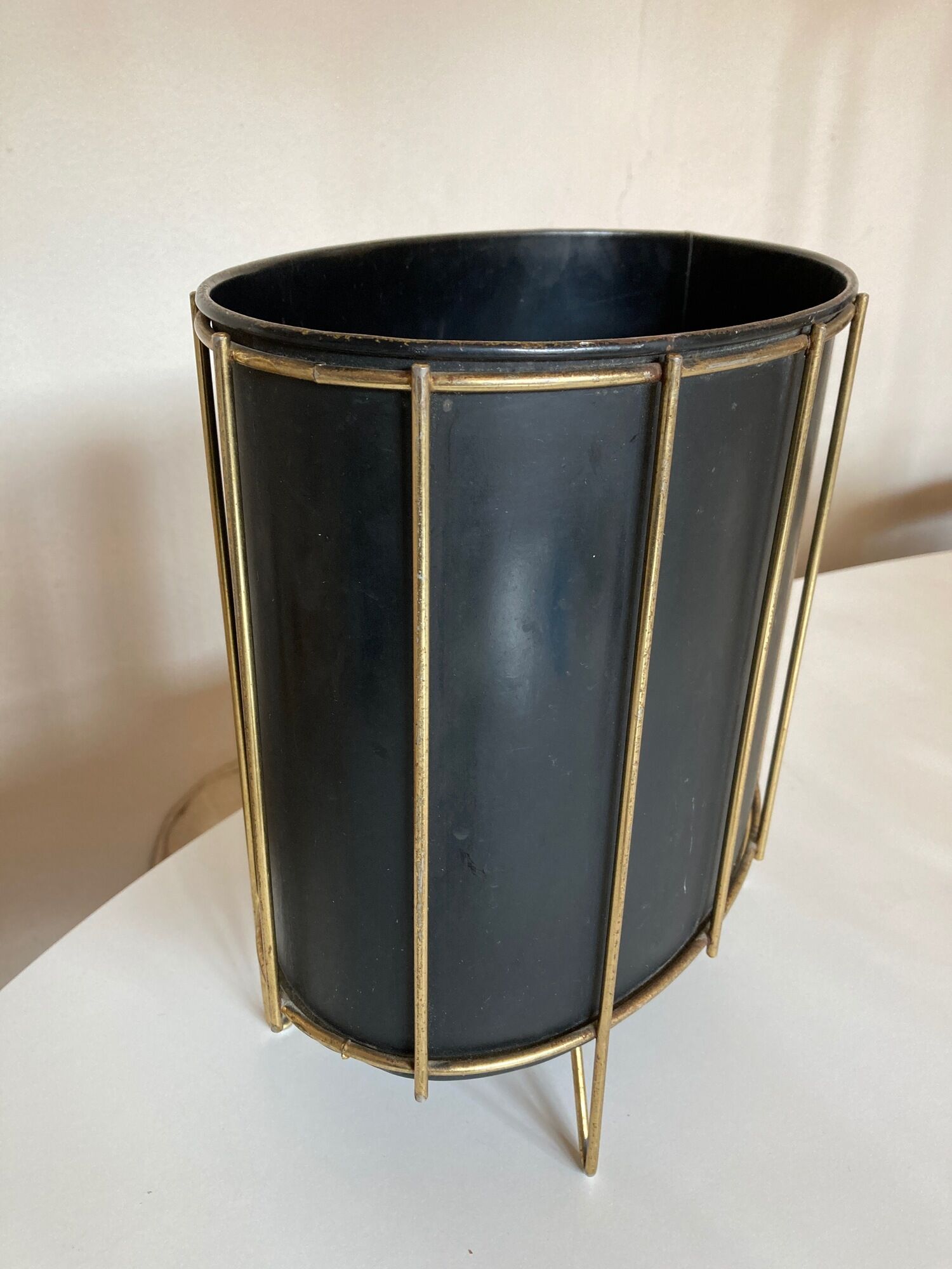 Modernist paper basket 1960 in black sheet metal and golden brass