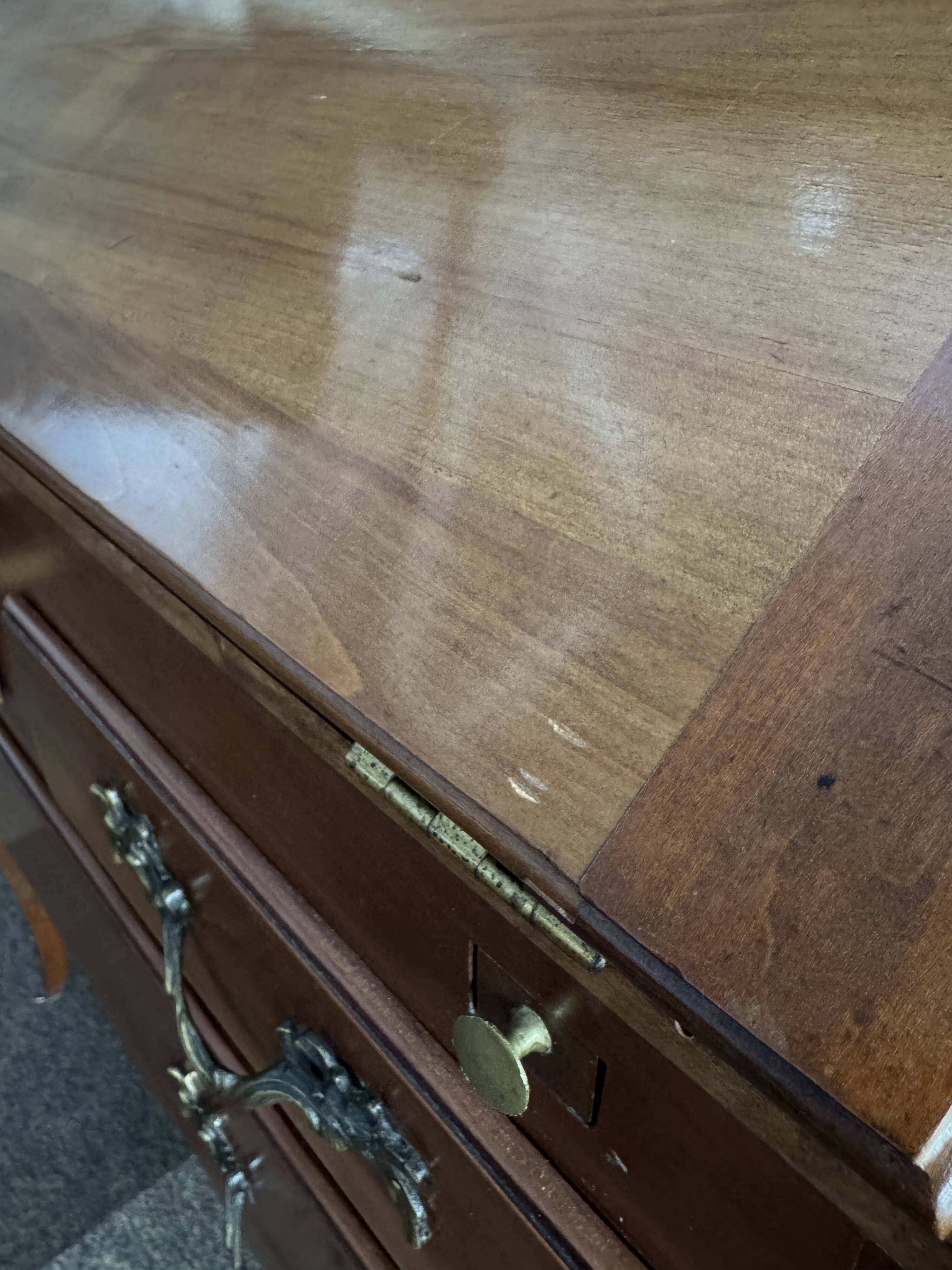 Slope desk / hump desk