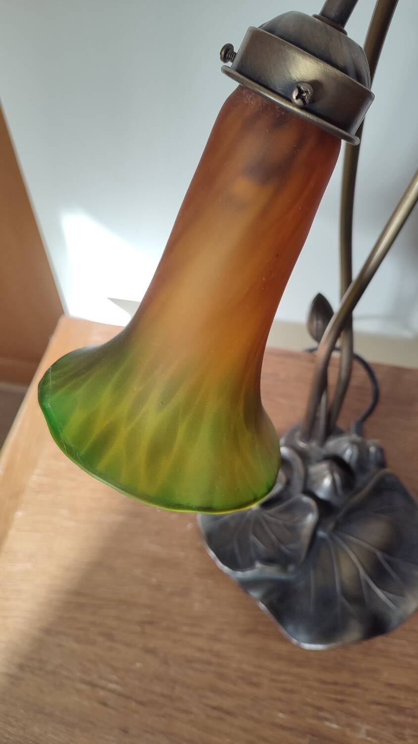 Deux lampes nénuphar en laiton et verre