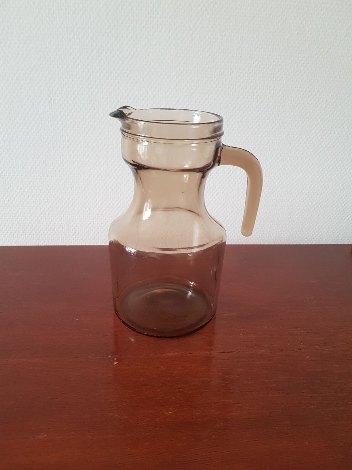 Carafe en verre noir