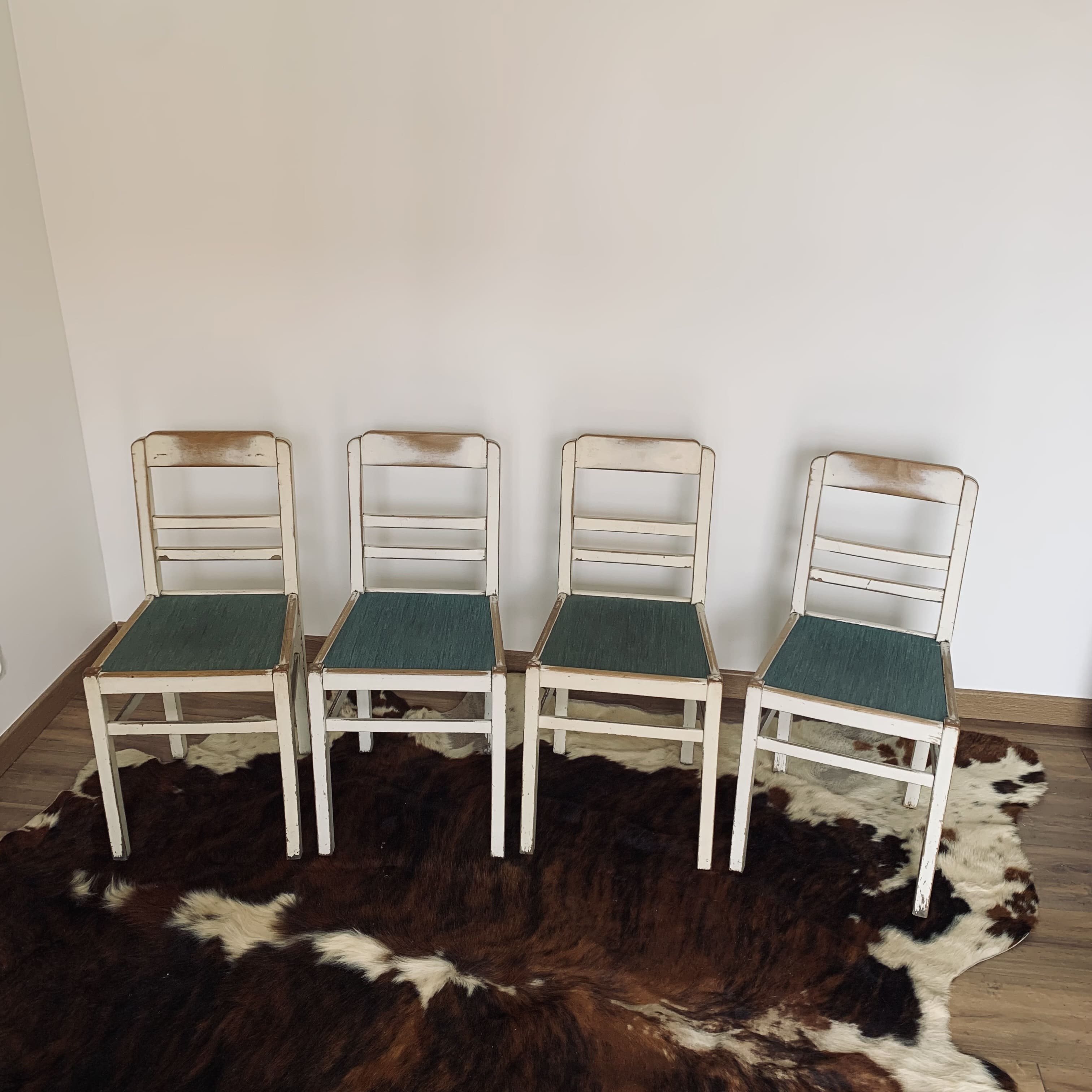 Series of 4 vintage chairs