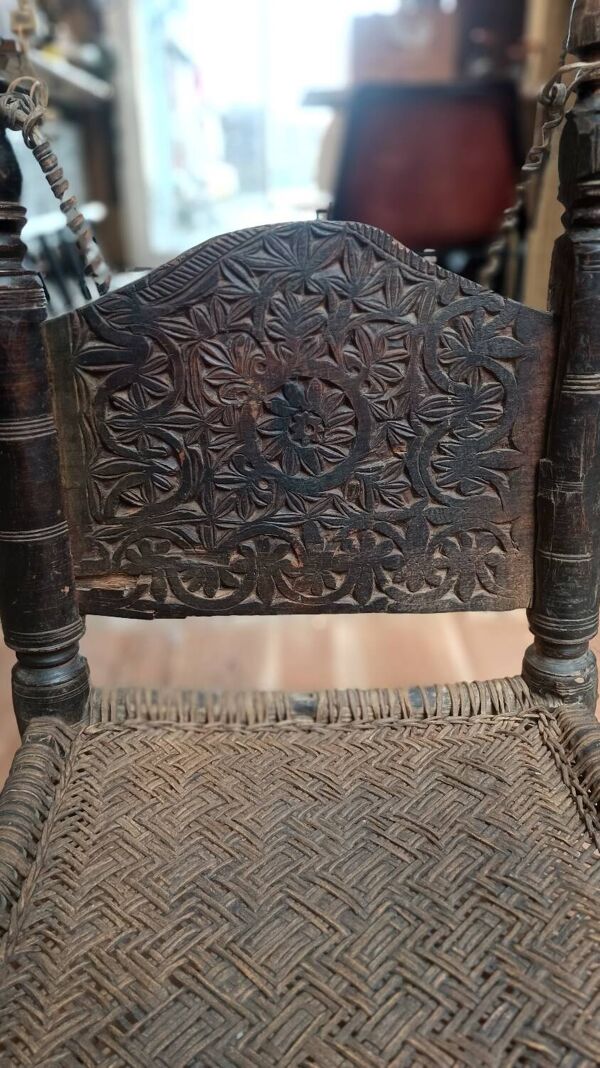 Chaise tribale traditionnelle du 19ème siècle de la vallée de la Swat, Pakistan du Nord