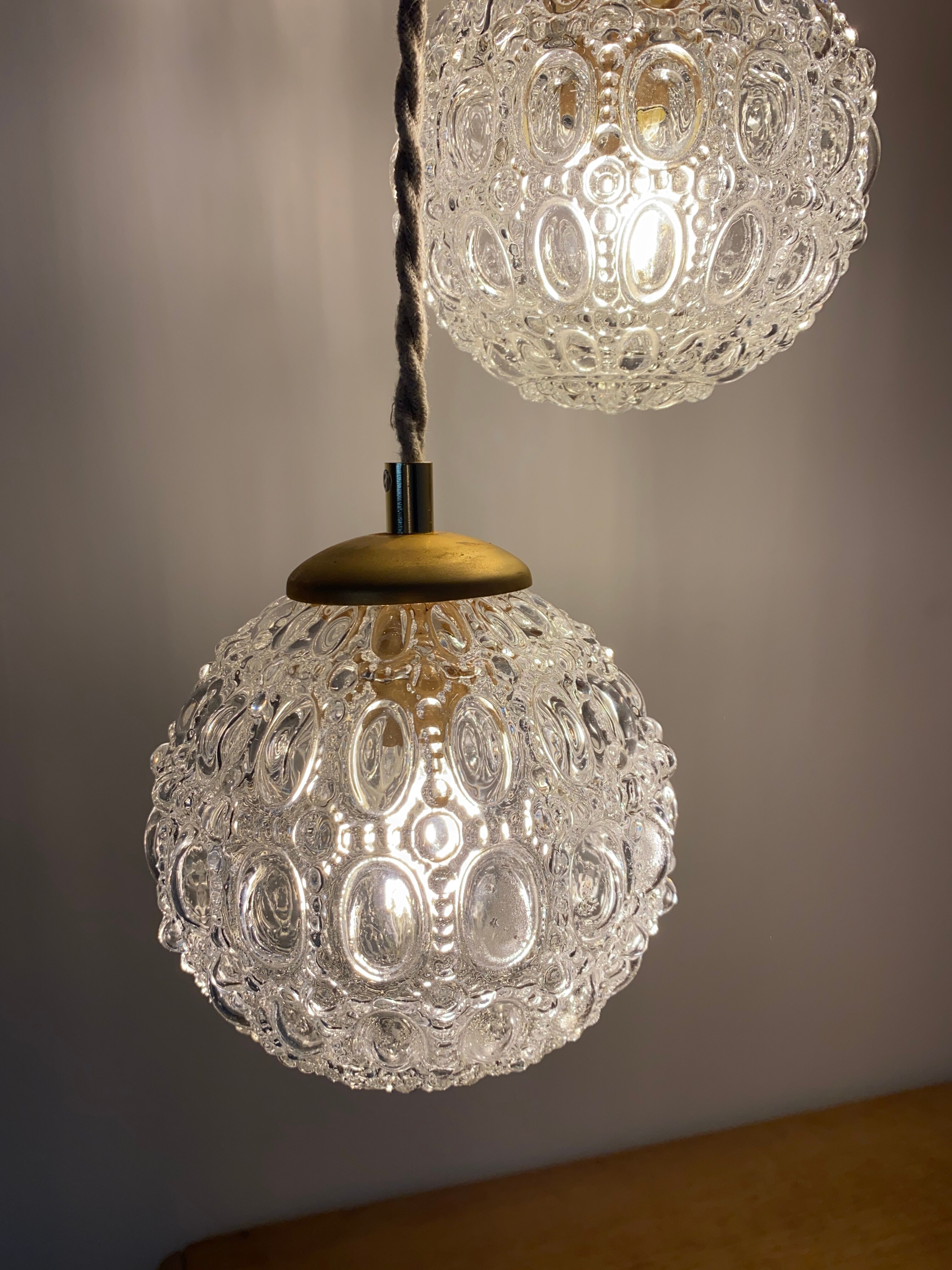 Suspension cascade three lights vintage globes in molded glass