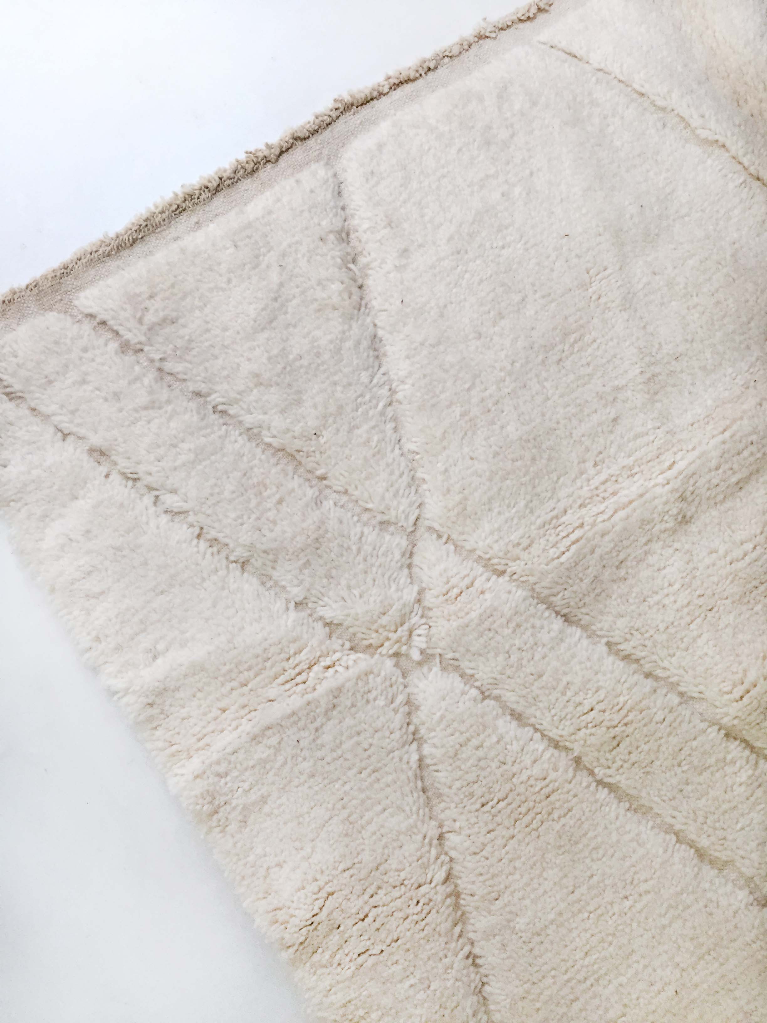 Moroccan Berber carpet blessed ouarain ecru plain with engraved diamonds 300x202cm