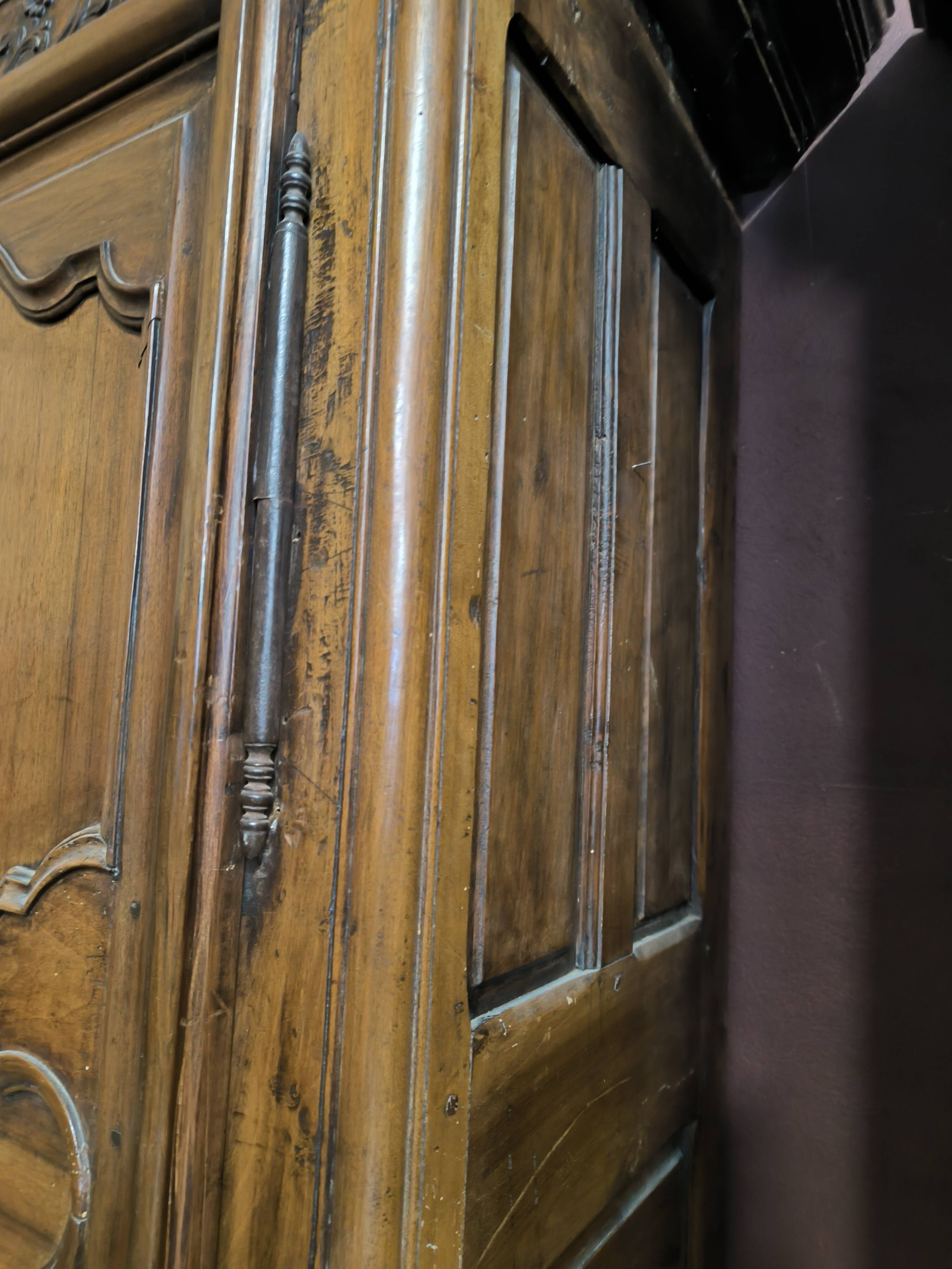 Imposante armoire en noyer