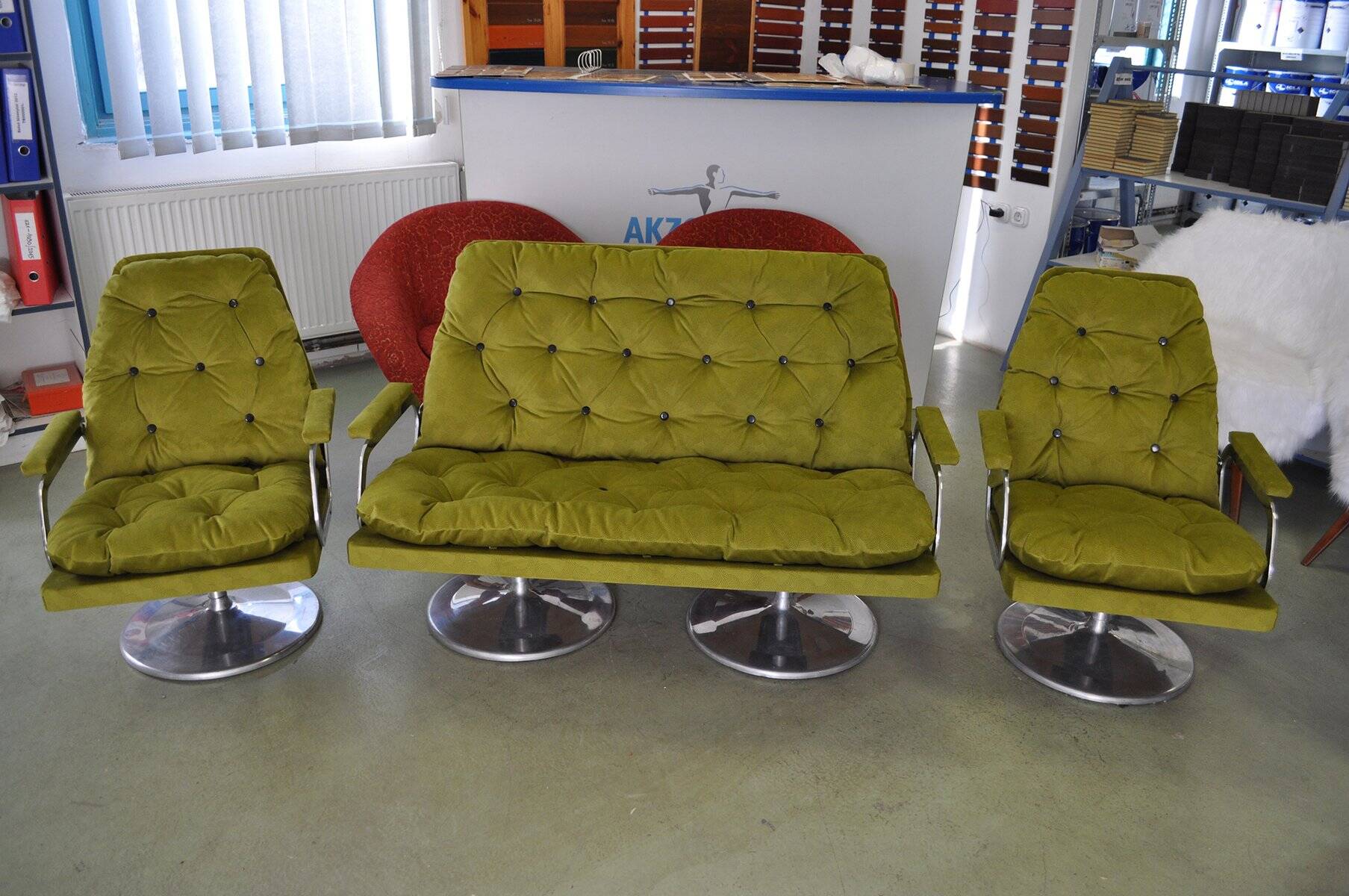 1960s sofa set with 2 seats and 2 armchairs in chartreuse fabric, original metal legs.