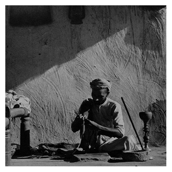 Dans la maison artisan au travail Inde Rajasthan vers 1960.