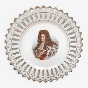 Louis XIV. Assiette porcelaine de Saxe ajourée et dorée. Années 30