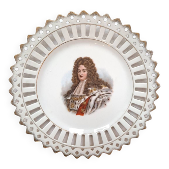 Louis XIV. Assiette porcelaine de Saxe ajourée et dorée. Années 30