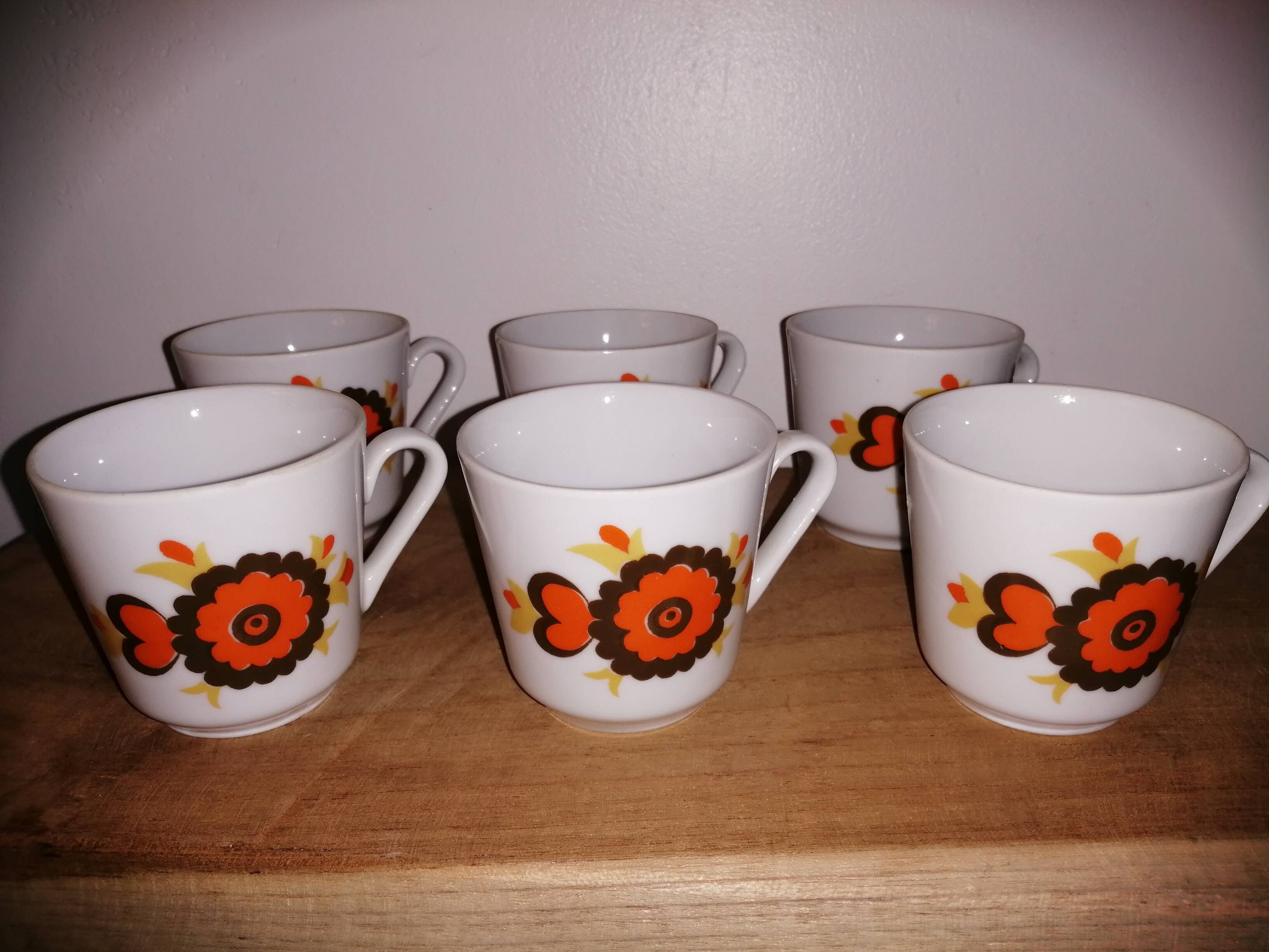 Serving 6 vintage coffee cups