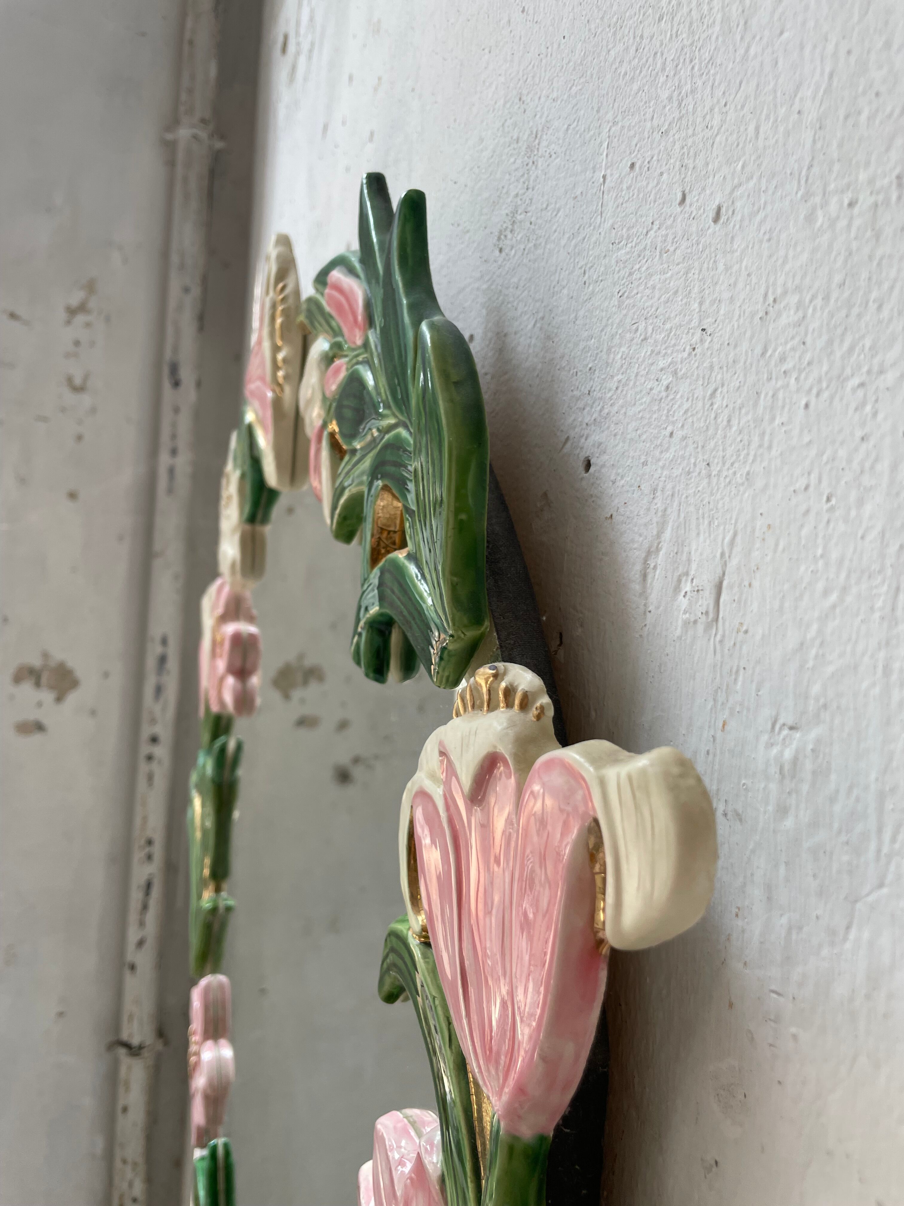 Oval ceramic mirror with flowers