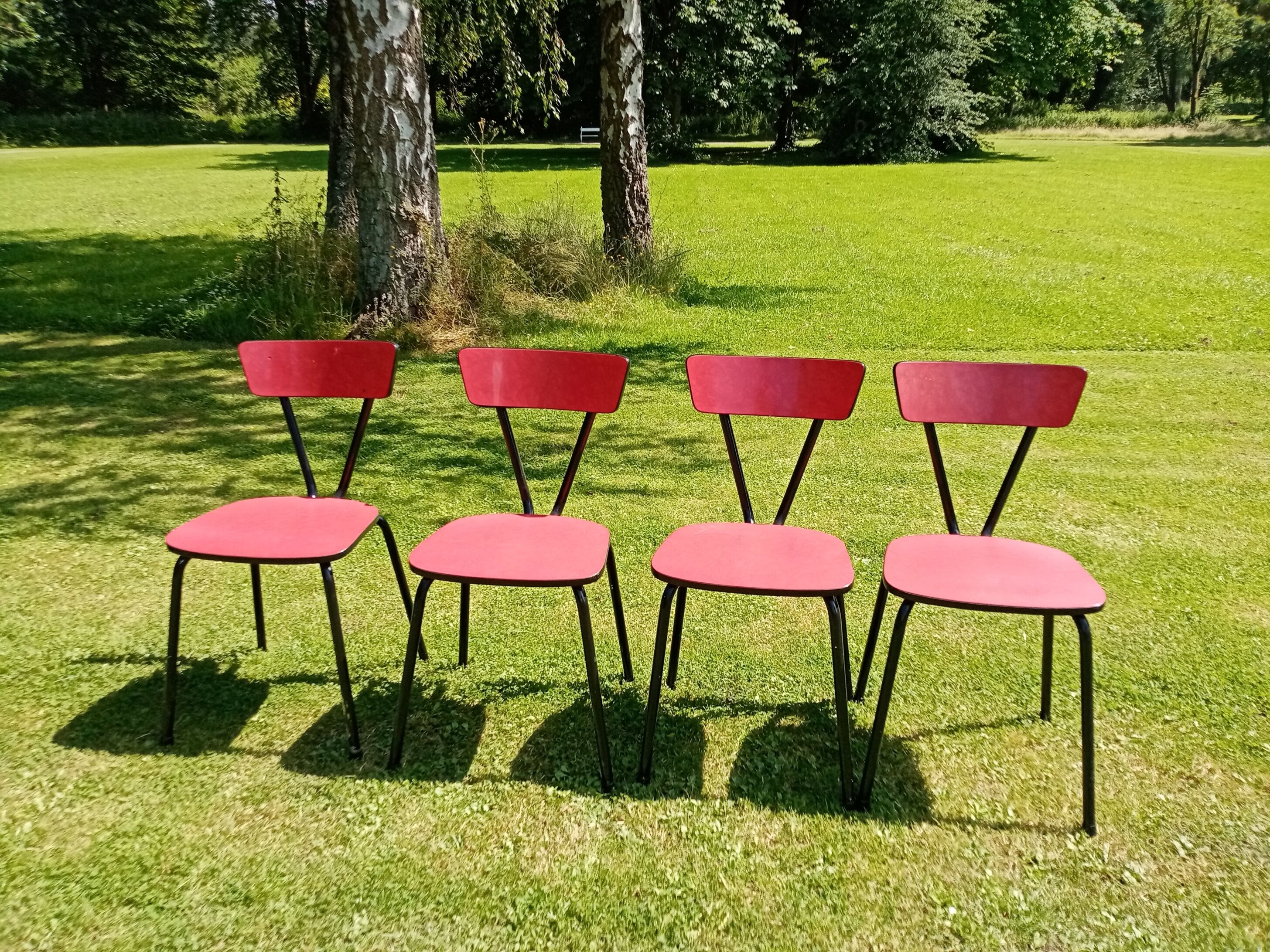 Table and its four chairs in Red formica