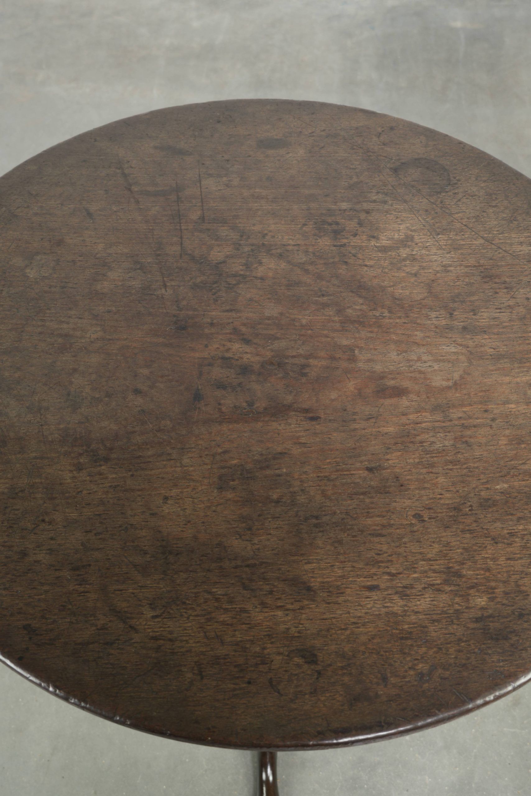 Practical round antique English tilt top table from the 18th century