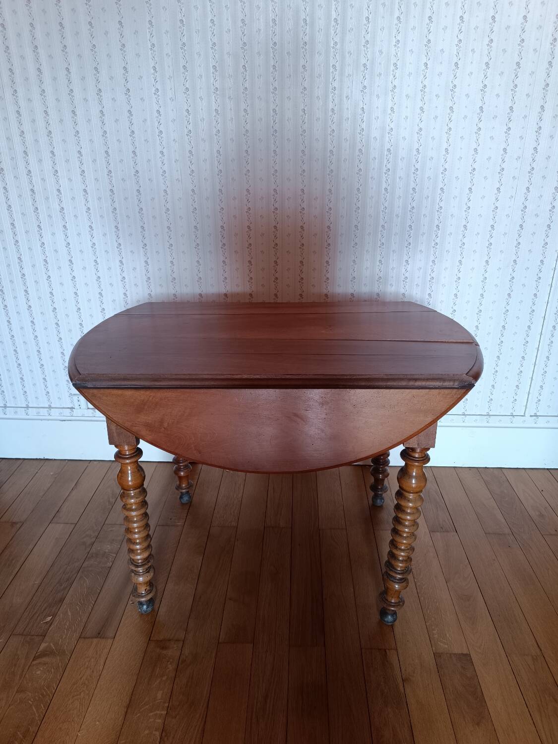 Round folding table in solid wood