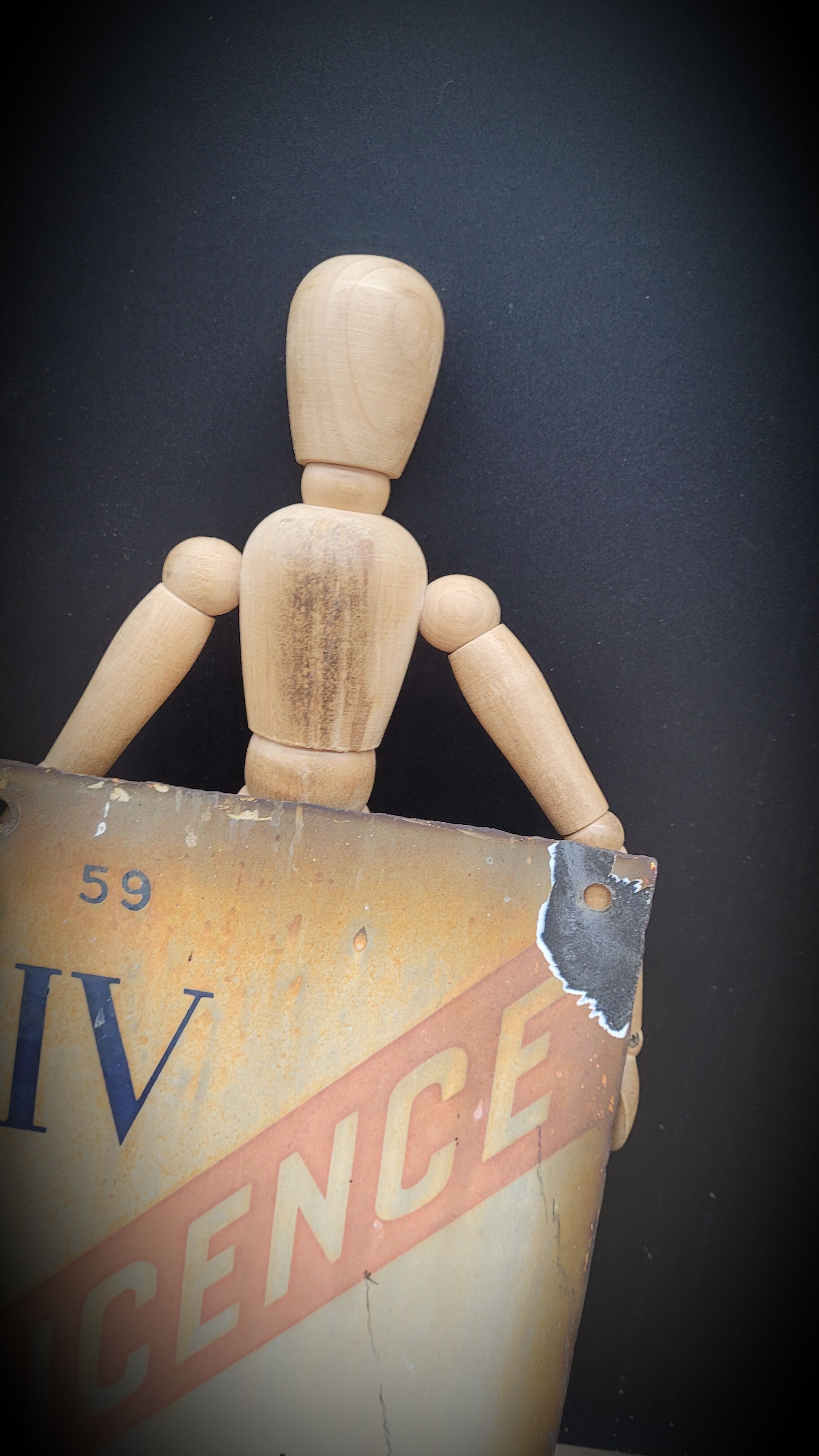 License IV enamelled plate