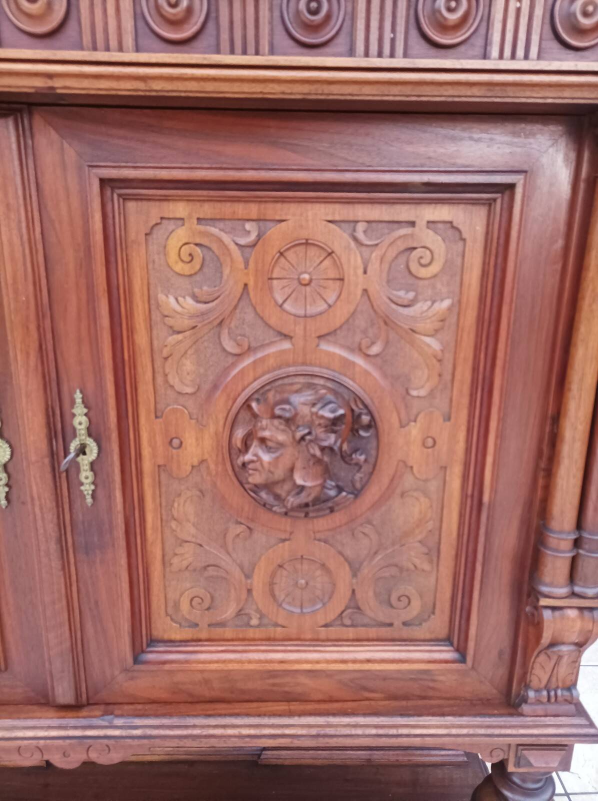 Meuble crédence Renaissance en noyer 19ème