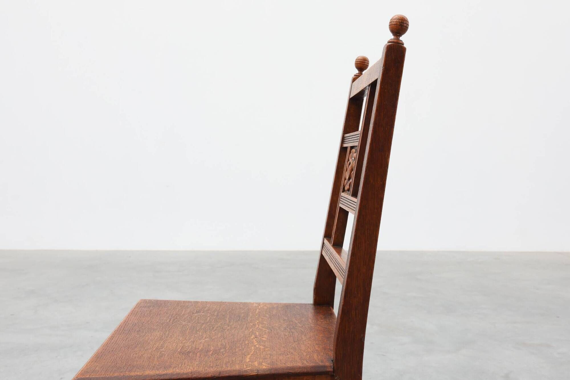 Art Deco oak side chair with carved rosette back and turned front legs, Bel
