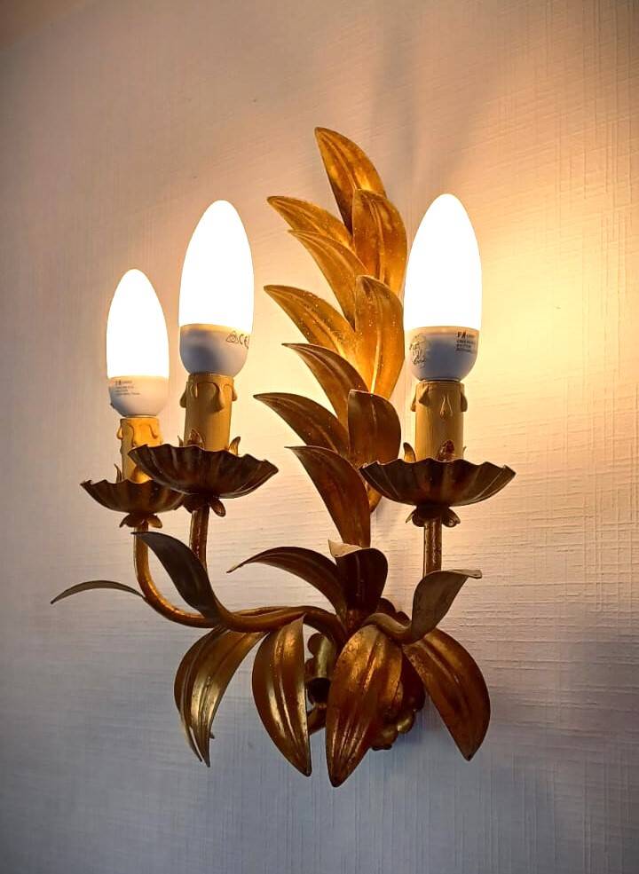 Vintage Italian Florentine wall light in golden bronze metal 1970