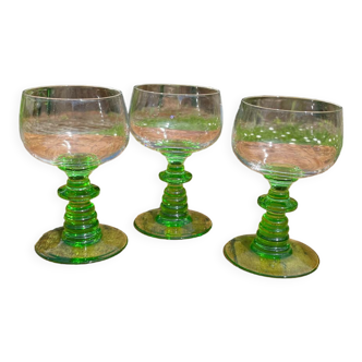 3 verres à vin d’Alsace aux pieds verts