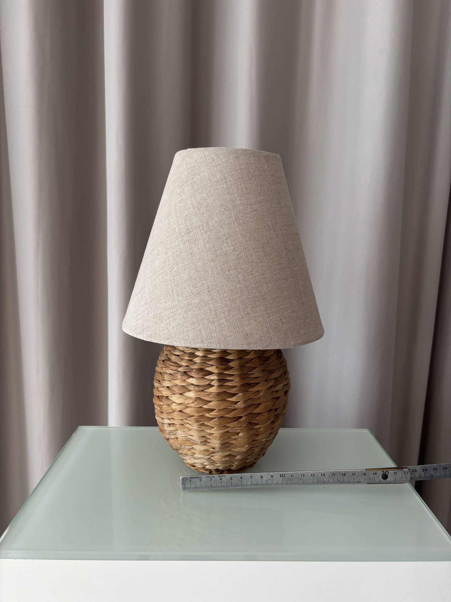 Lampe de table vintage en rotin tissé avec abat-jour en lin