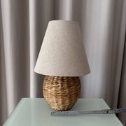 Lampe de table vintage en rotin tissé avec abat-jour en lin