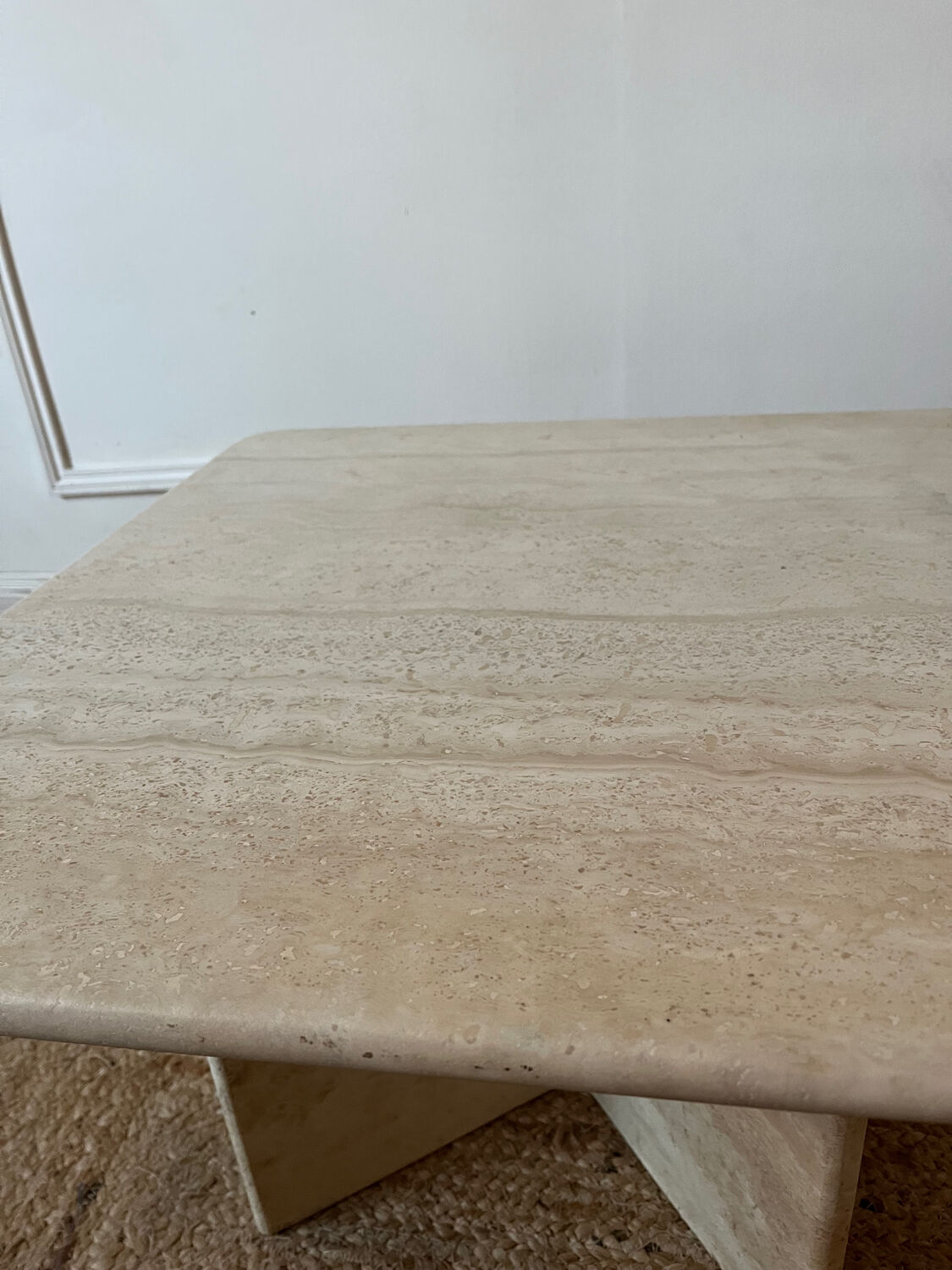 Square coffee table in travertine.