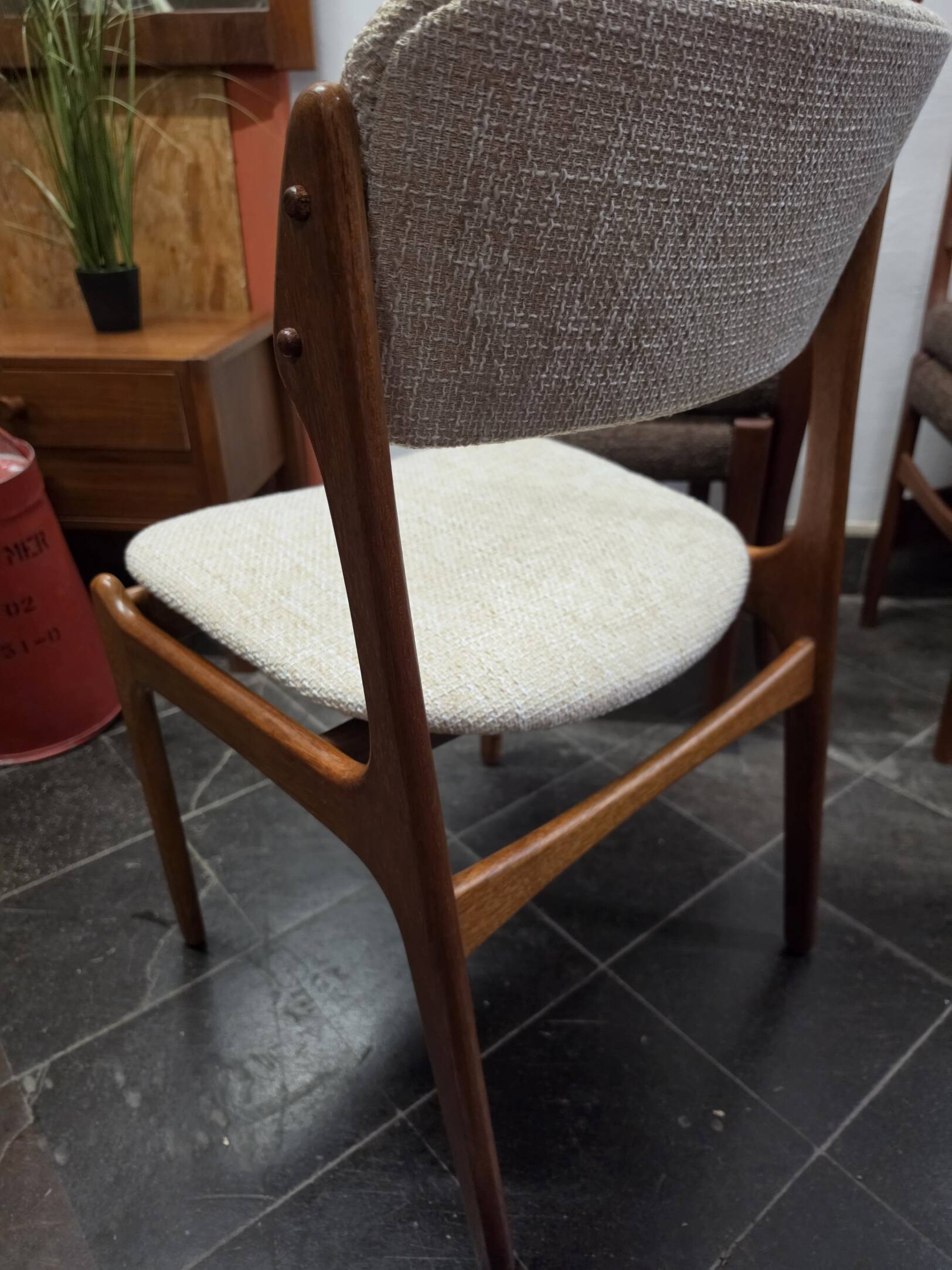 Un ensemble de quatre chaises de salle à manger en teck vintage.