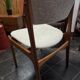 Un ensemble de quatre chaises de salle à manger en teck vintage.