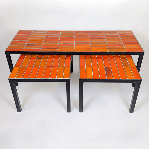 Trois tables gigognes en céramique orange, attribuées à Roger Capron, 1960