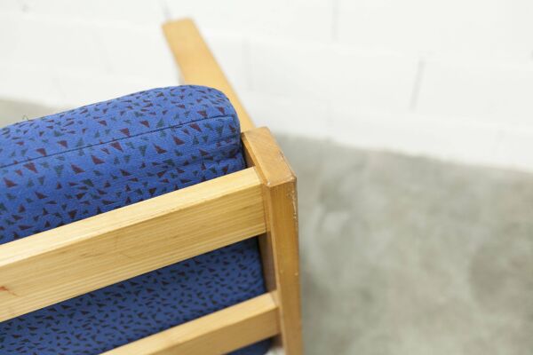 Fauteuil chauffeuse 1980 bleu et hêtre miel confortable