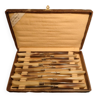 Coffret de 12 couteaux anciens manche en corne Gautier Montargis