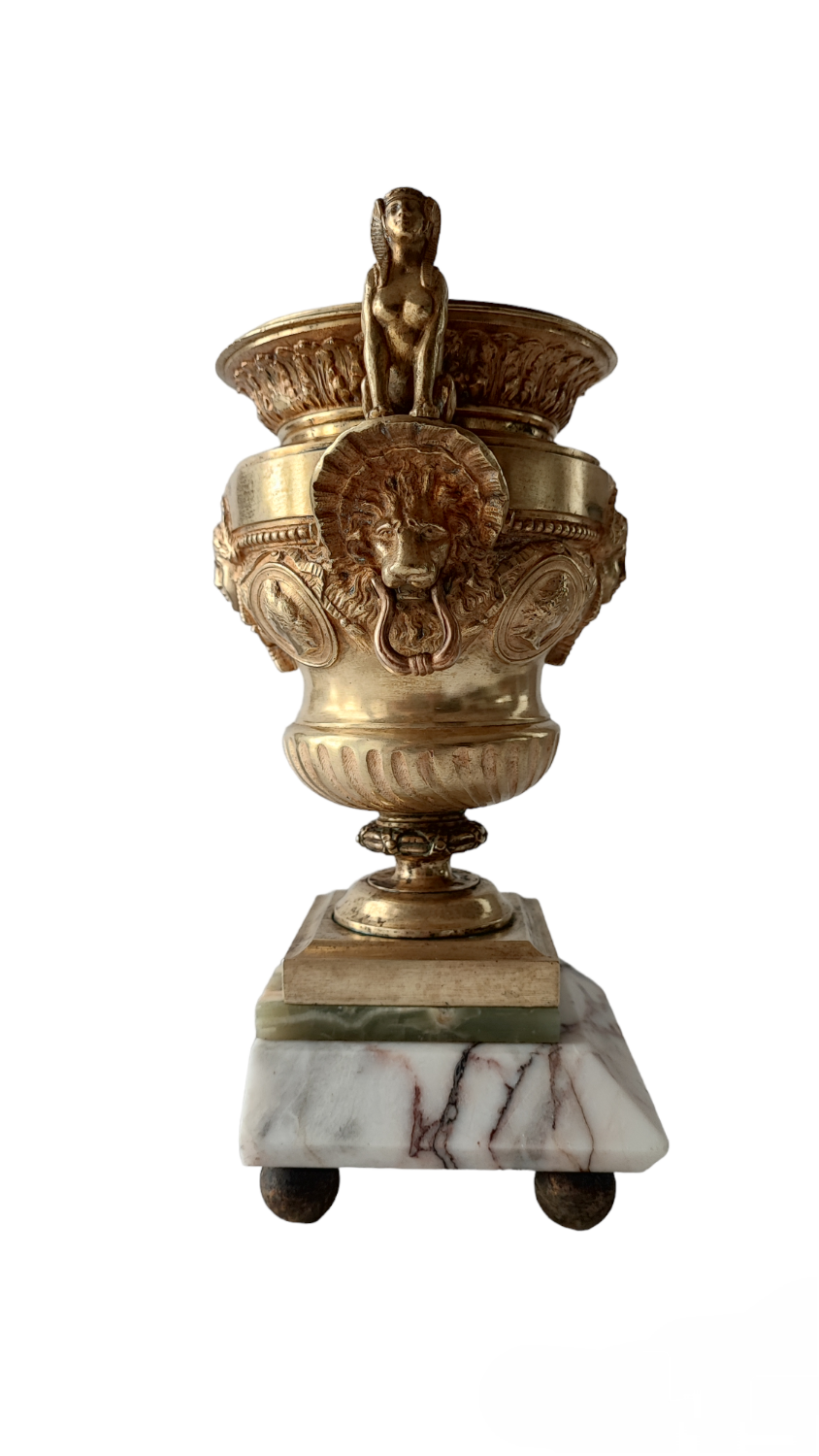 Paire de vases en bronze